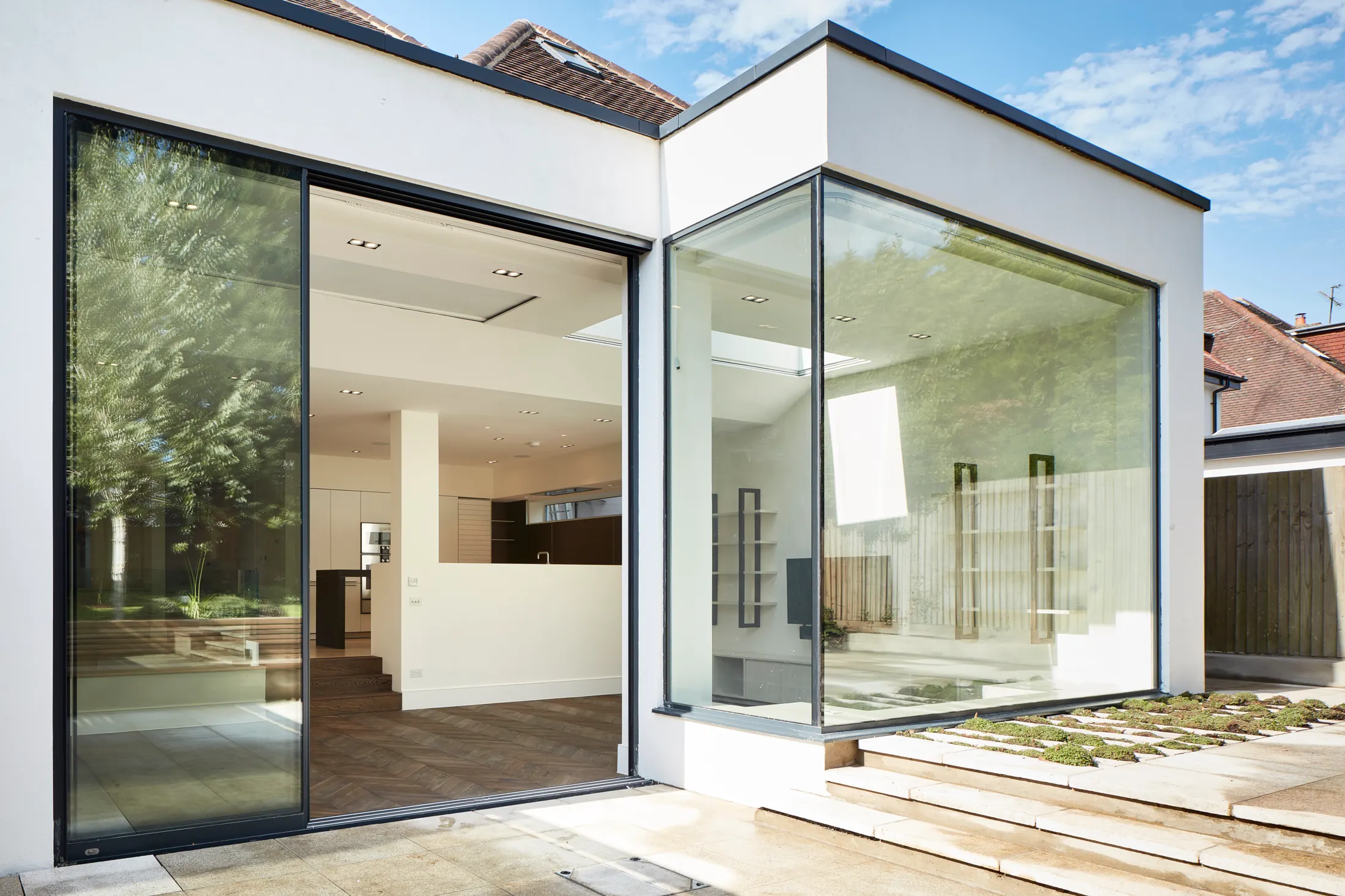 Glass-to-glass corner structural glazing detail